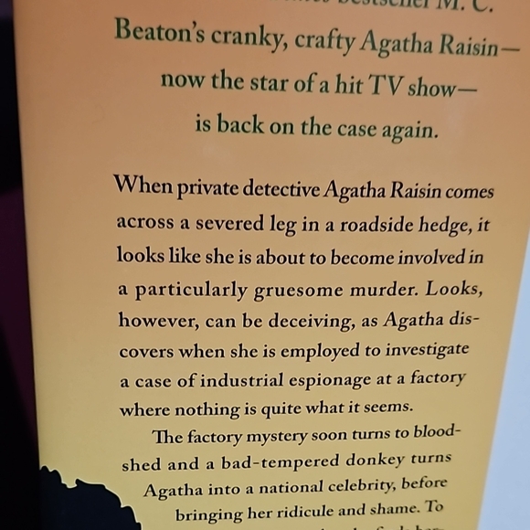 M.C. Beaton Mystery Book Set - Pink & Green Covers - Picture 6 of 8